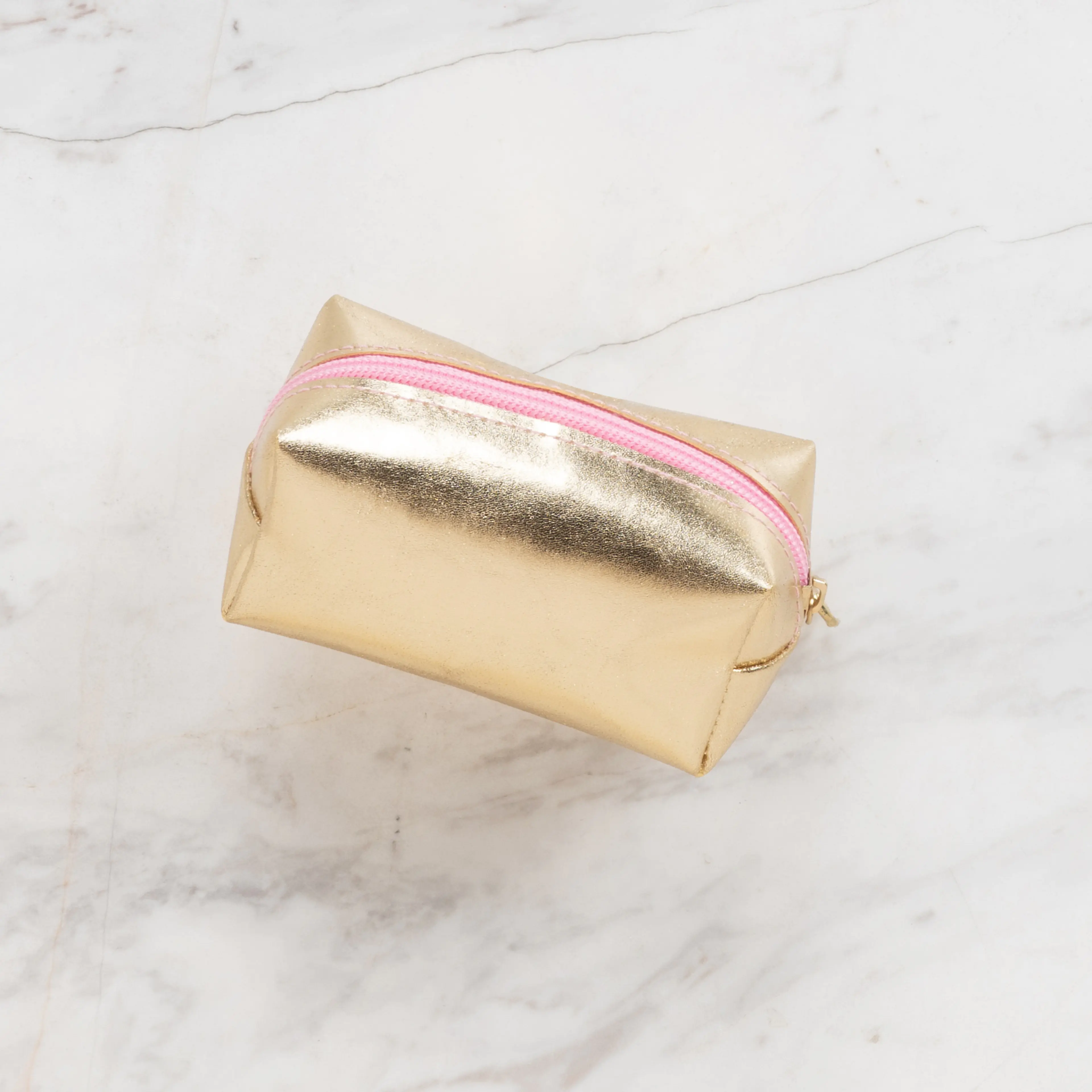 /blobs/gold-parlak-mini-boy-fermuarli-canta-ca1c7c4bb01c4d7eb7d5b1f1c0939341.webp?ts=09132142